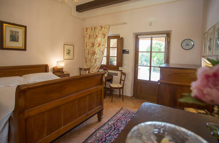 Bedrooms in agriturismo with swimming pool in Cortona | Arezzo, Tuscany