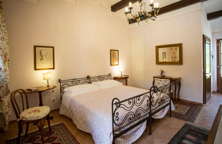 Bedrooms in agriturismo with swimming pool in Cortona | Arezzo, Tuscany