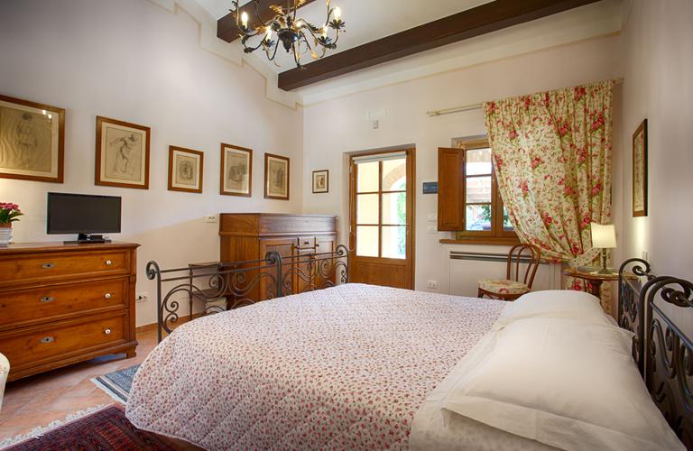 Bedrooms in agriturismo with swimming pool in Cortona | Arezzo, Tuscany