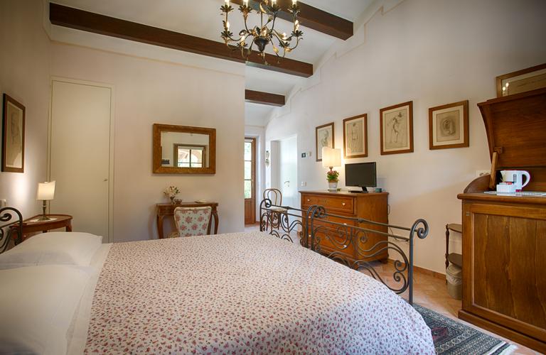 Bedrooms in agriturismo with swimming pool in Cortona | Arezzo, Tuscany