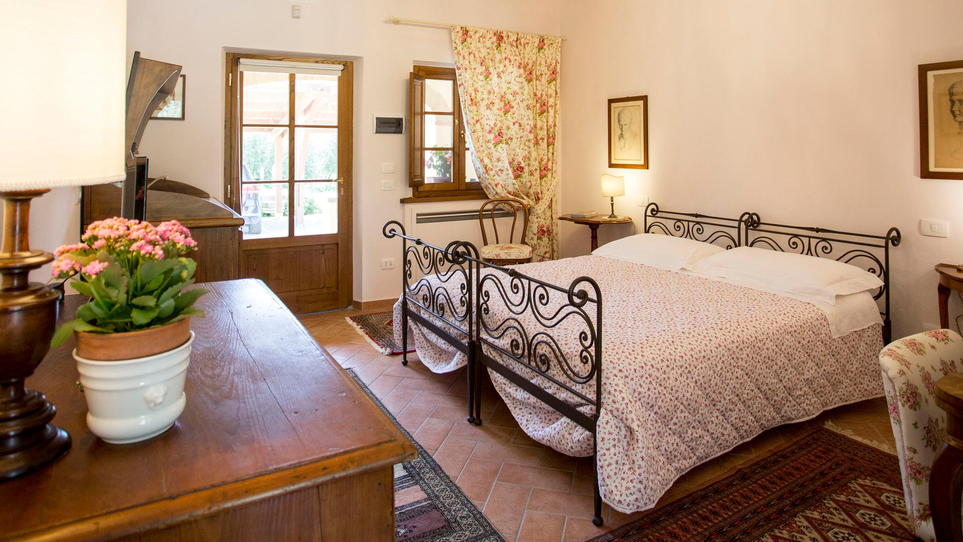 Bedrooms in agriturismo with swimming pool in Cortona | Arezzo, Tuscany