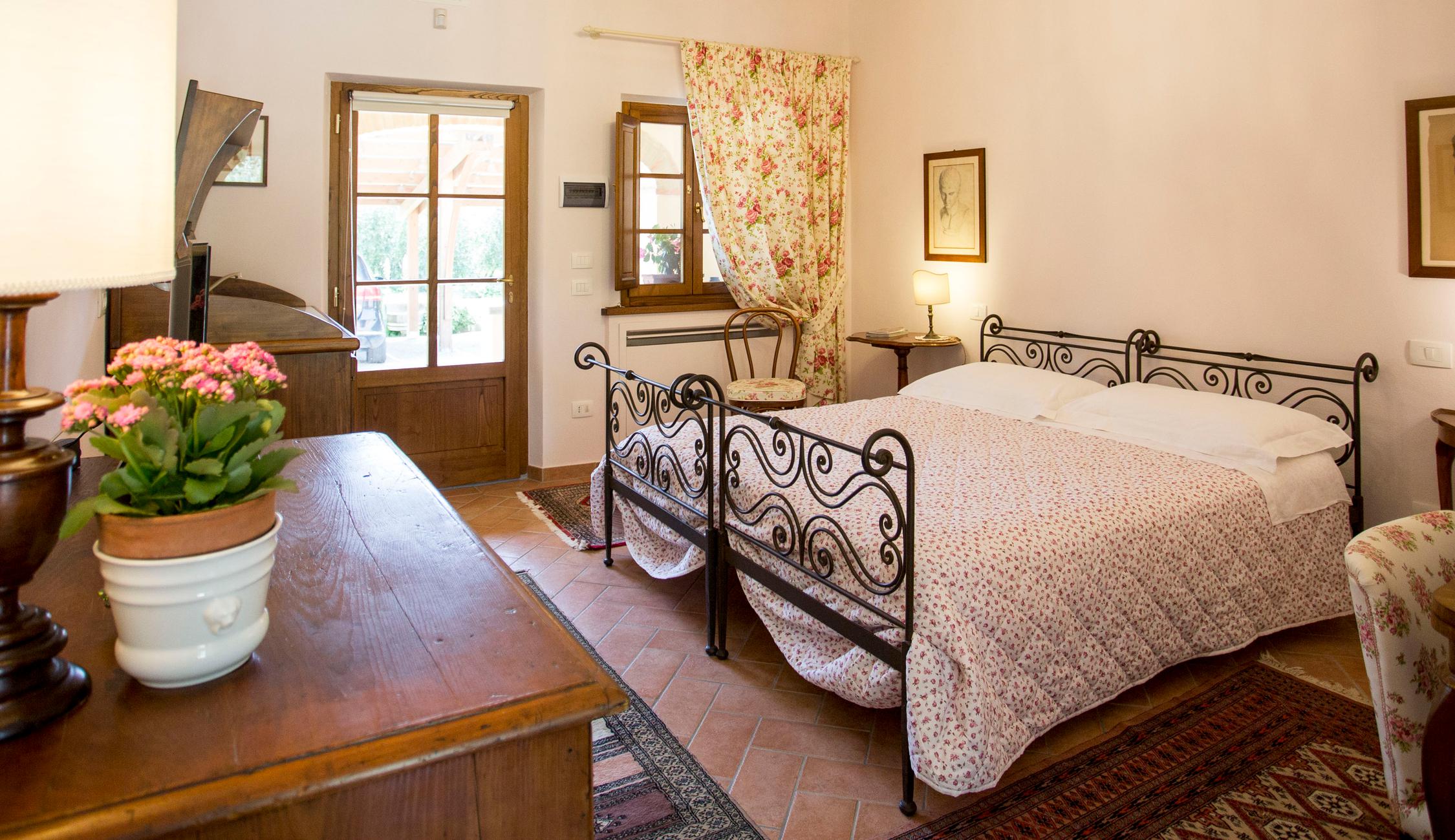 Bedrooms in agriturismo with swimming pool in Cortona | Arezzo, Tuscany