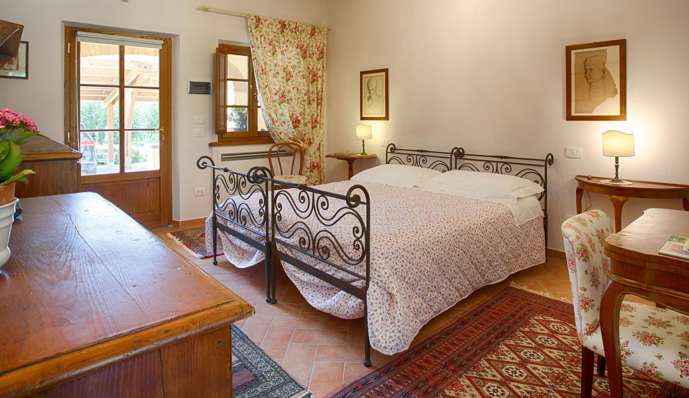 Bedrooms in agriturismo with swimming pool in Cortona | Arezzo, Tuscany