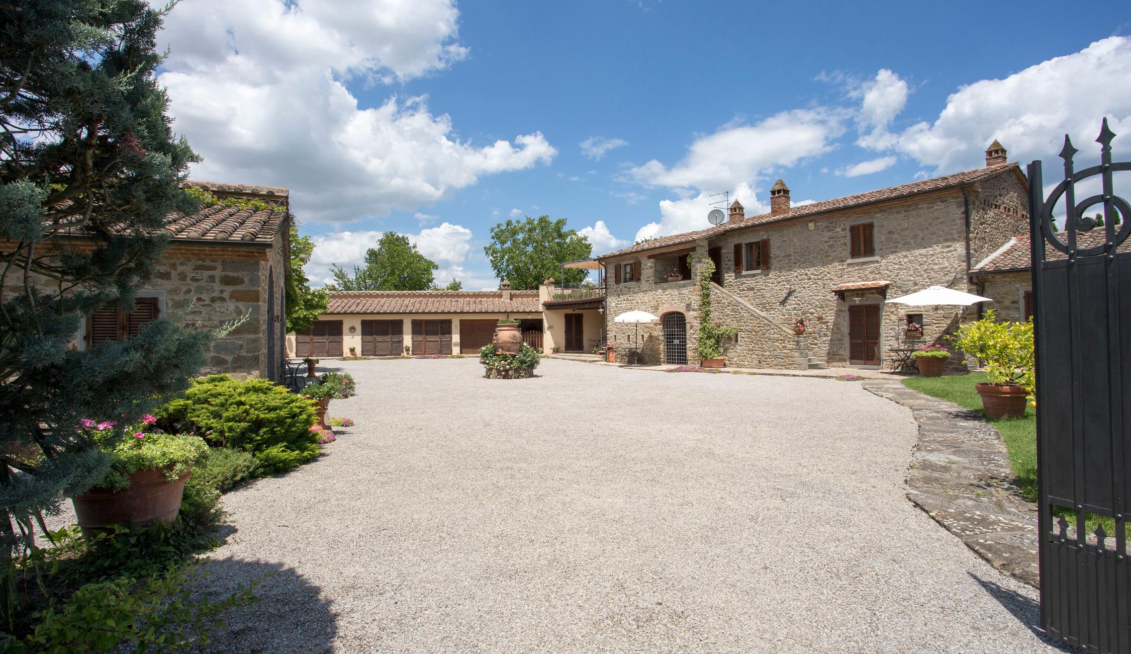 Agriturismo in Cortona with swimming pool